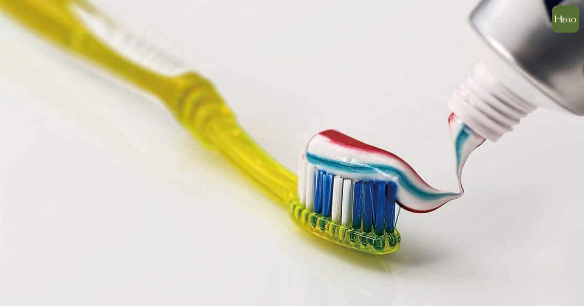 世界廁所日：不想牙刷沾到馬桶細菌 研究說至少要距離這麼遠！