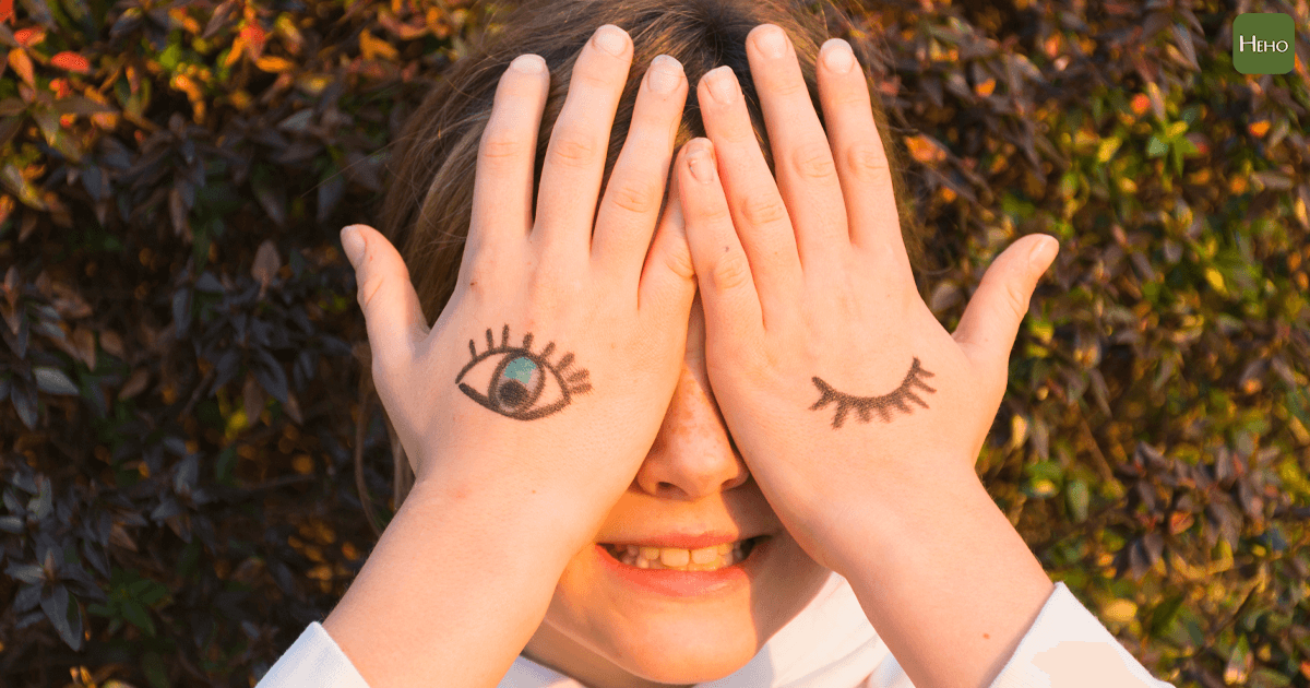 https://www.freepik.com/free-photo/girl-with-eye-tattoos-hand-palm-covering-her-eyes_2728126.htm