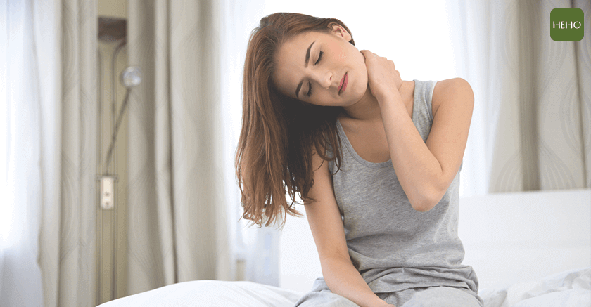 枕頭高度多少才不會頸椎病？原來仰臥和側睡不一樣！