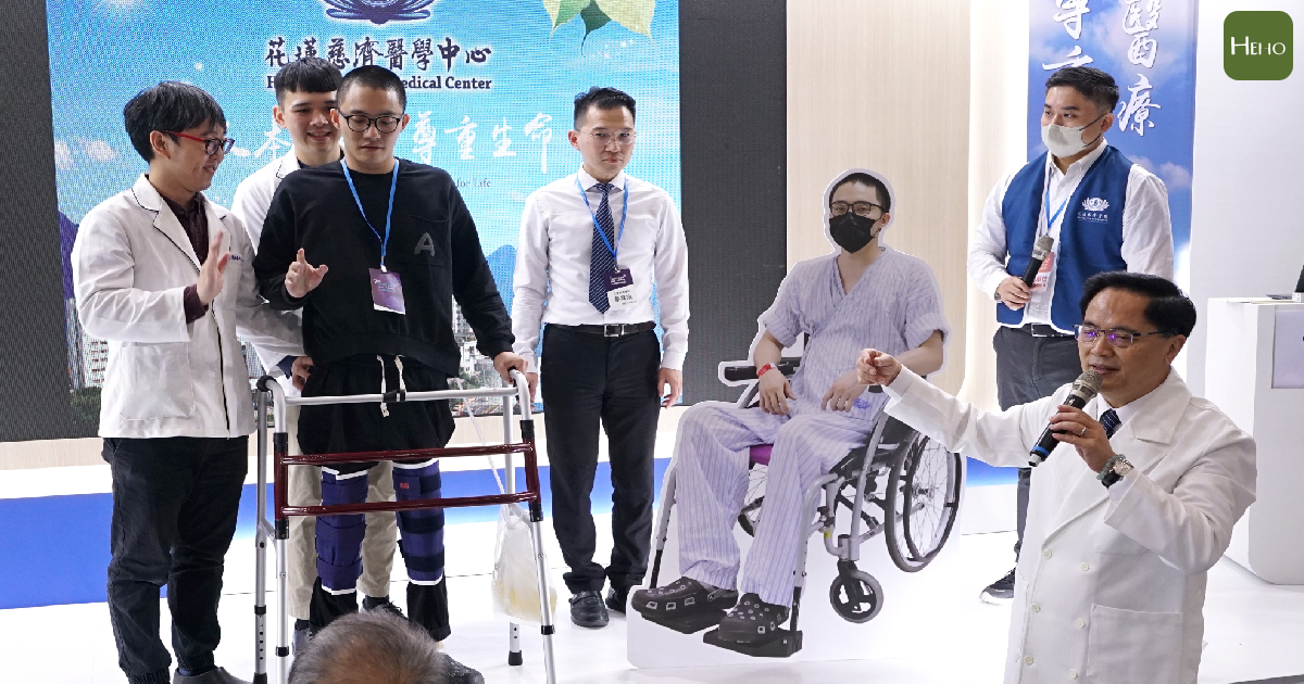 脊髓損傷病人阿翰(中)與花蓮慈院團隊在2023台灣醫療科技展中分享「自體骨髓間質幹細胞治療脊髓損傷」治療成果。